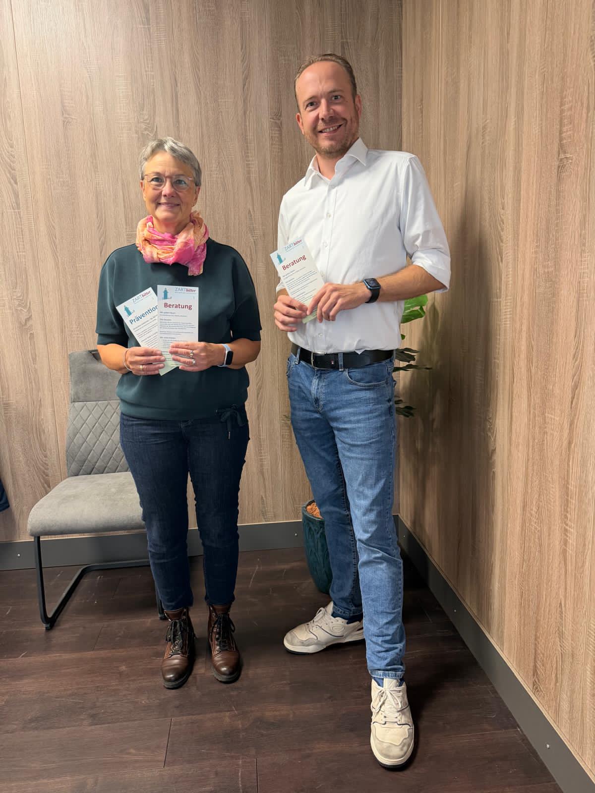 Spendenübergabe von Marcel Schumachers an Astrid-Maria Kreyerhoff
