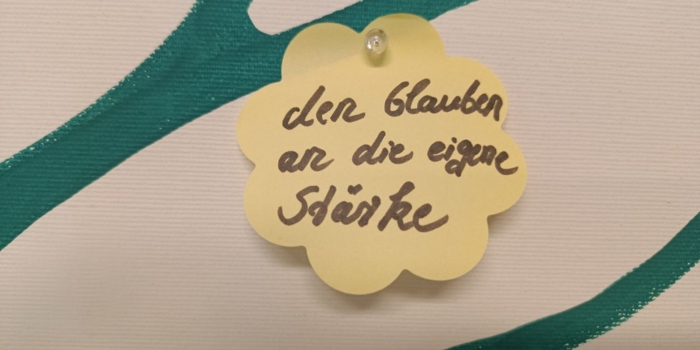 beschriebenes Blatt am Wunschbaum