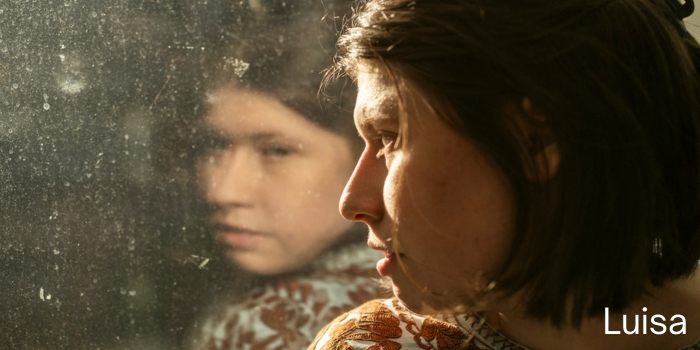 junge Frau spiegelt sich in einer Fensterscheibe