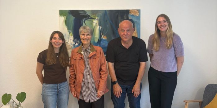 4 Personen stehen nebeneinander im Gruppenraum